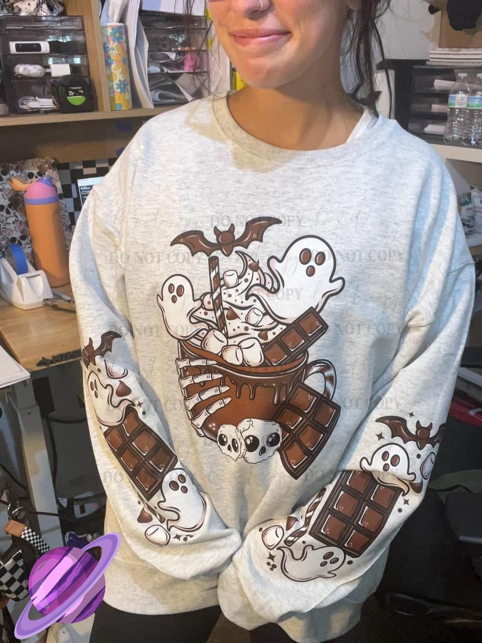 HAUNT COCOA SWEATSHIRT W/ SLEEVE PRINT